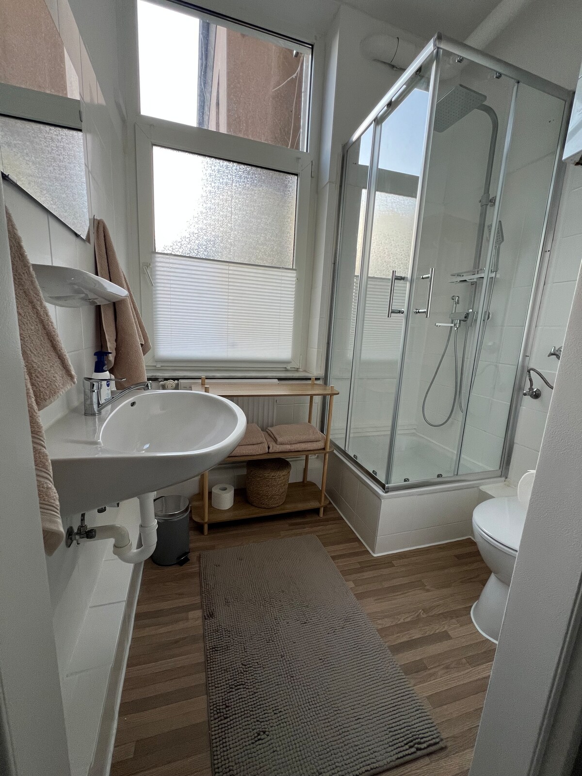 City studio apartment close to everything! On the ground floor