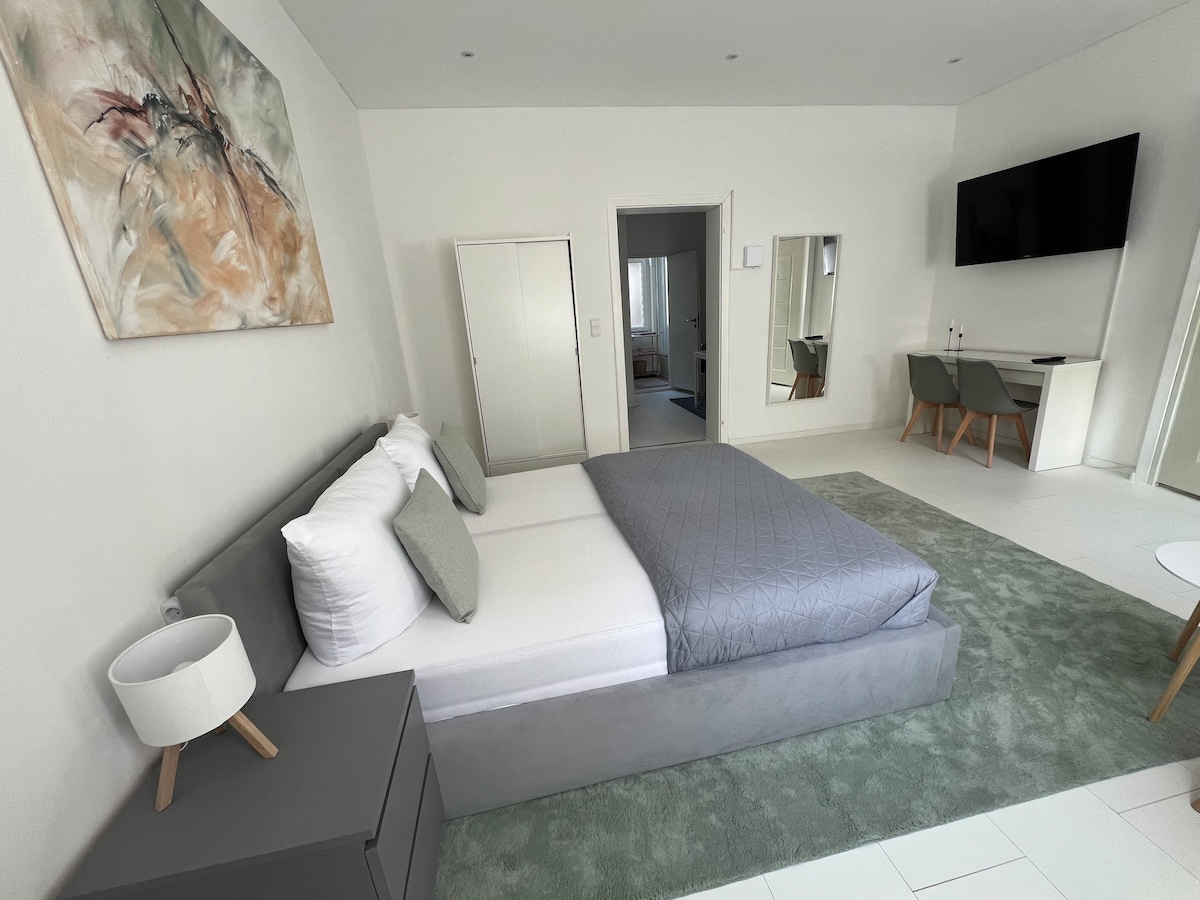 City studio apartment close to everything! On the ground floor