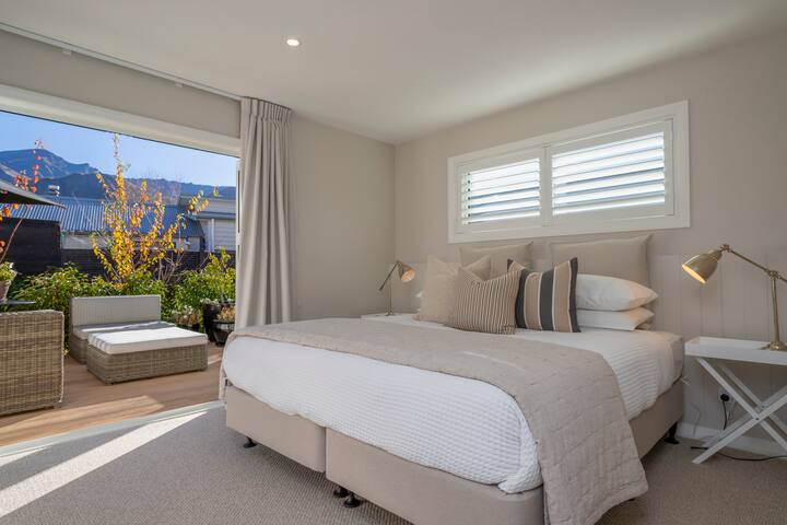 宽敞的卧室、大衣柜、超大双人床，通往遮阳甲板，整栋别墅内配备优质床单和床上用品