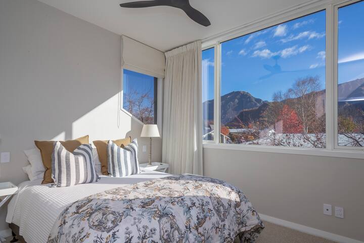 顶层，景色迷人，楼道对面有自己的卫生间，山景最佳——纯粹的Arrowtown