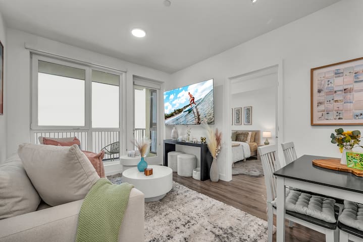 New Modern with Pool & Parking