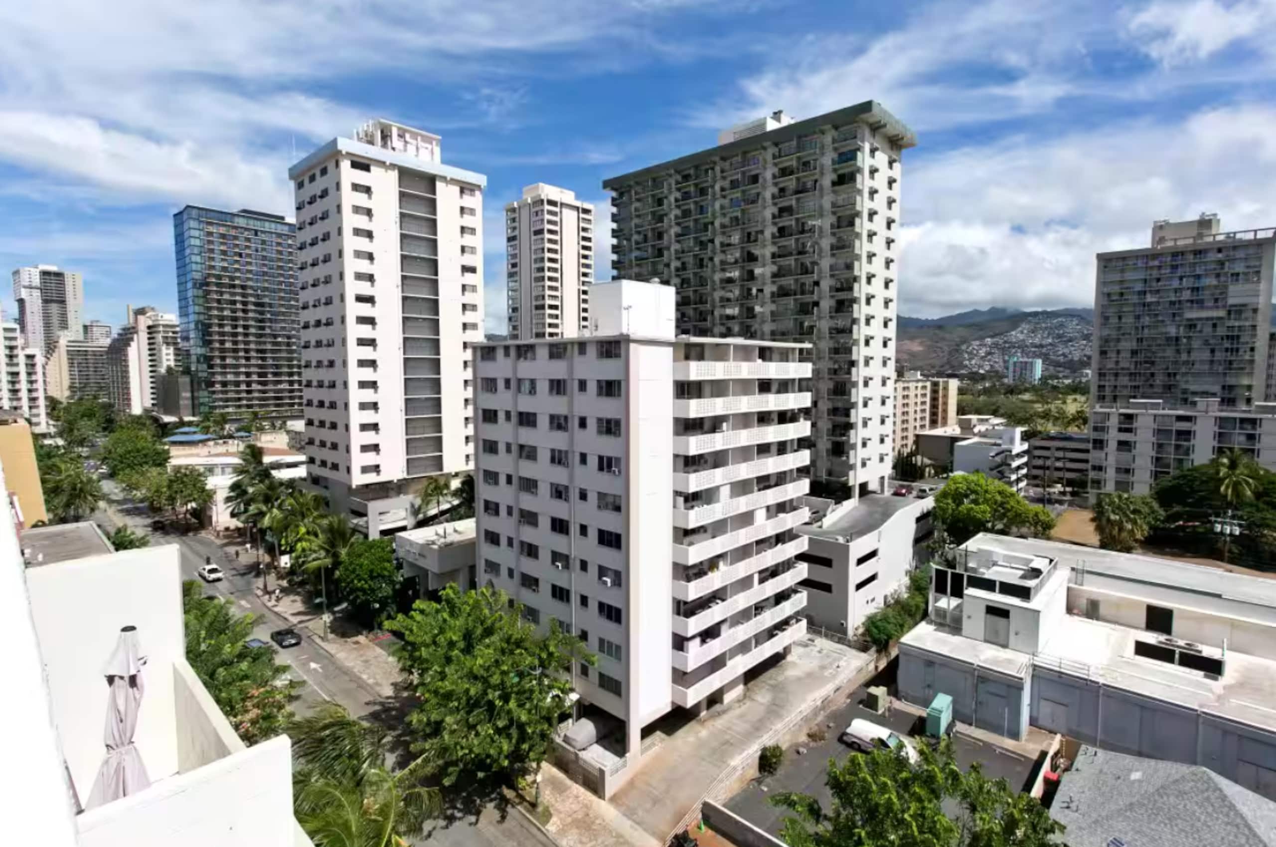 Cozy Studio Penthouse Waikiki 1 Block to Beach - Image 12