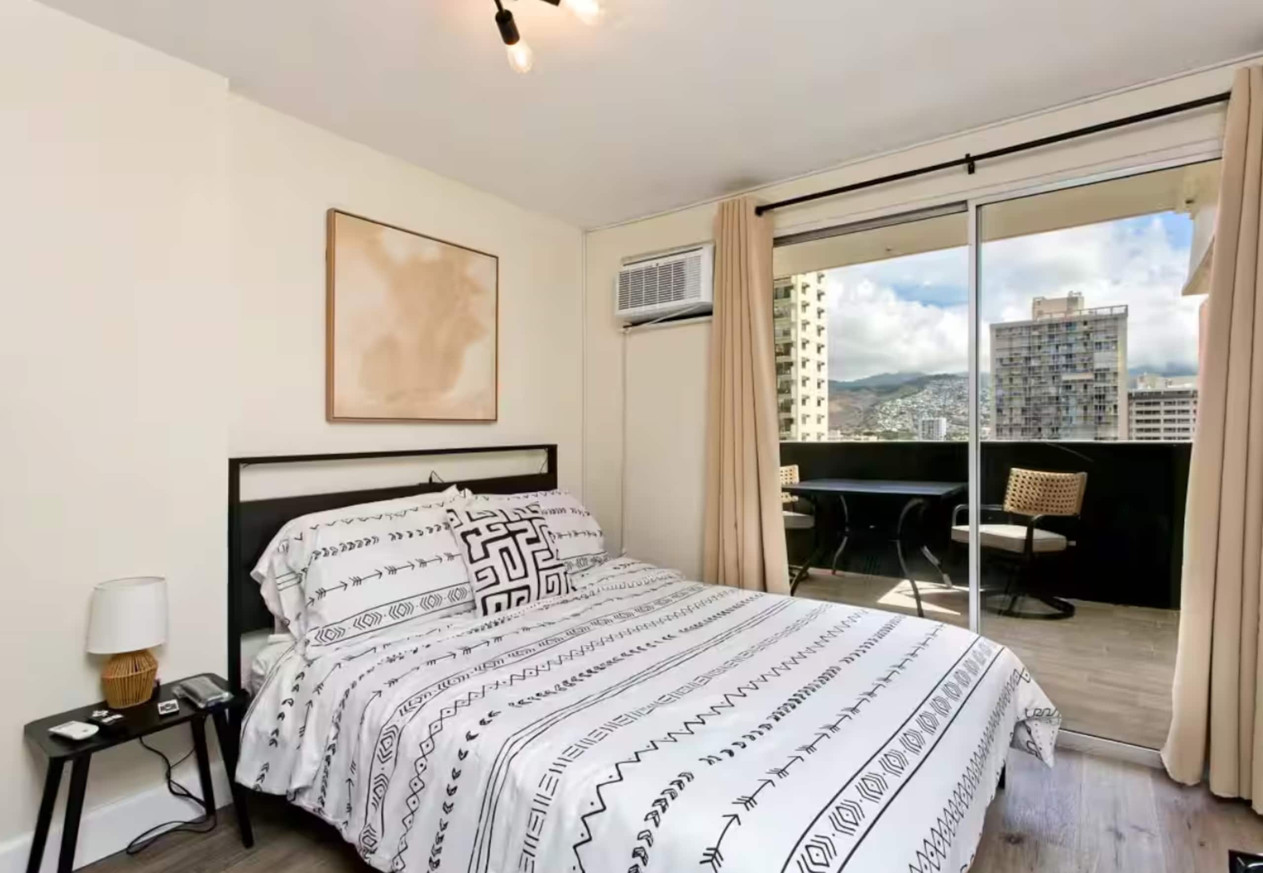 Cozy Studio Penthouse Waikiki 1 Block to Beach - Image 1