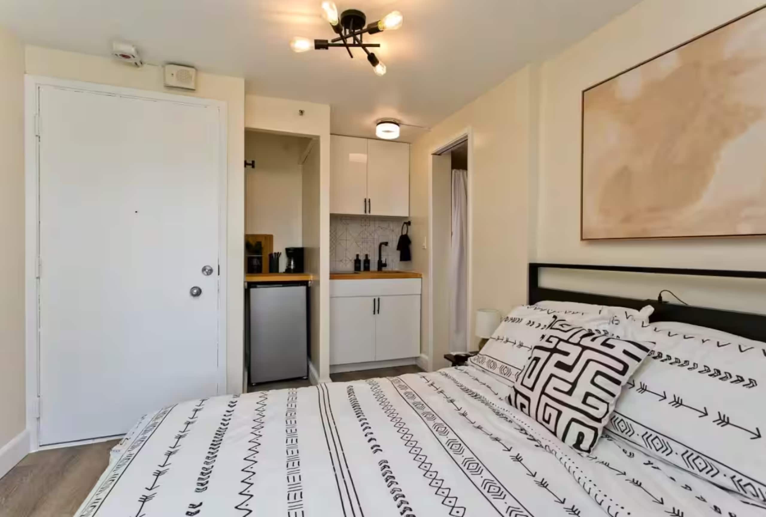 Cozy Studio Penthouse Waikiki 1 Block to Beach - Image 9