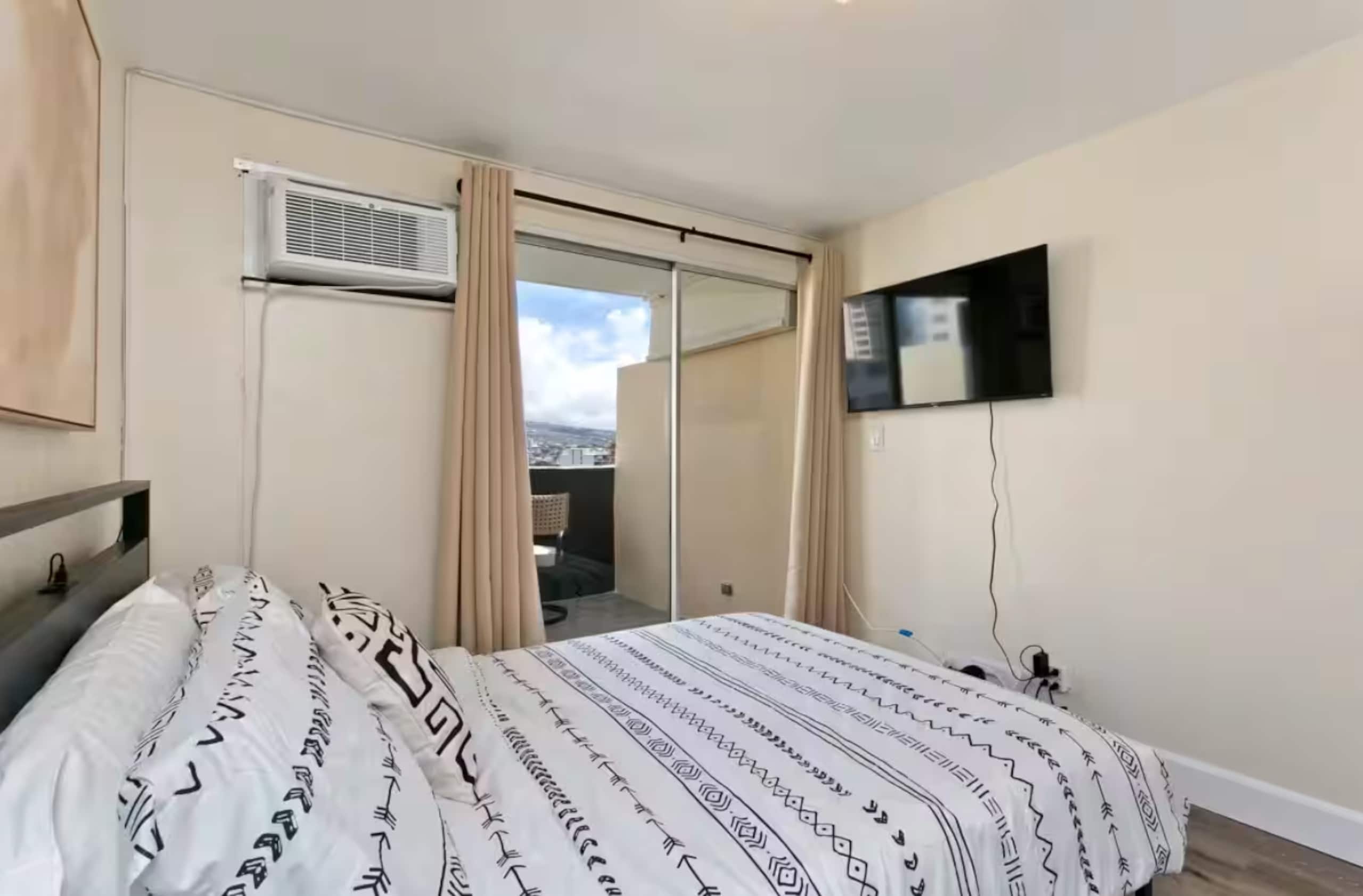 Cozy Studio Penthouse Waikiki 1 Block to Beach - Image 2