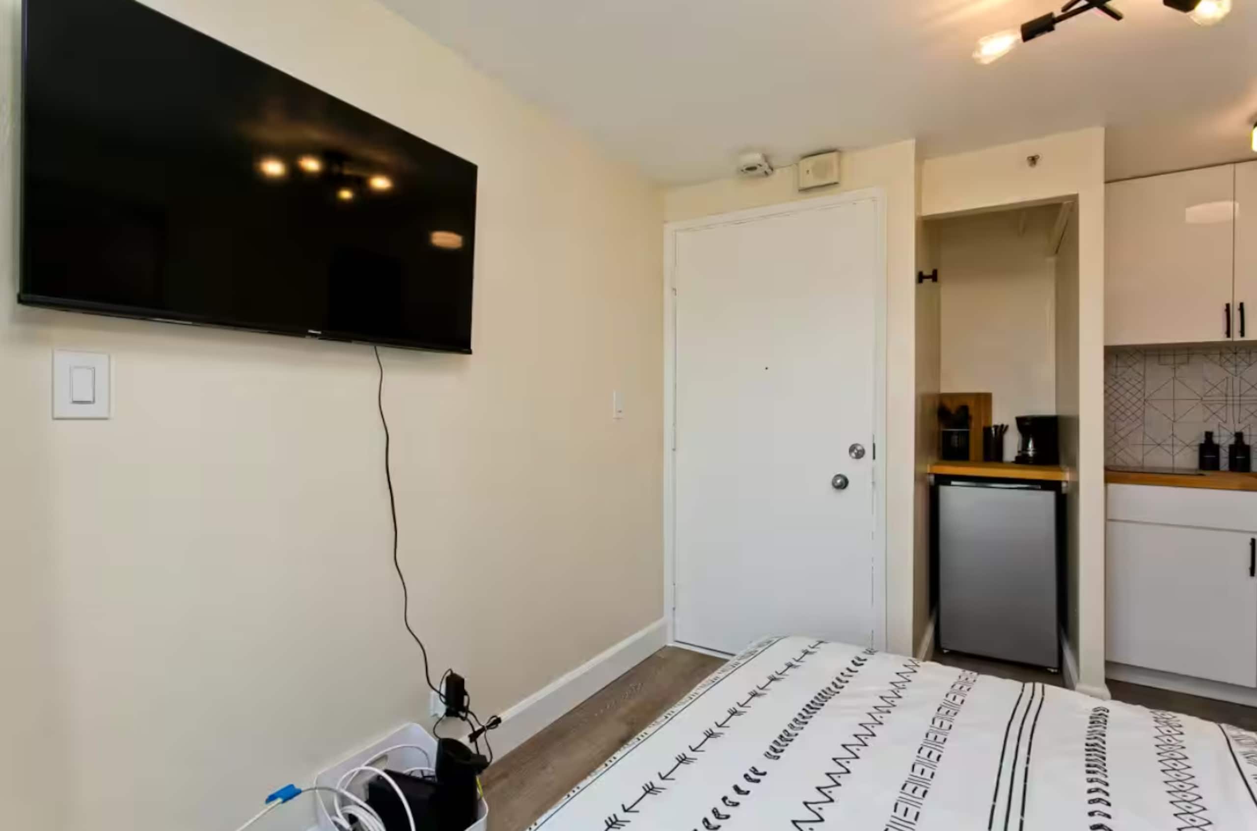 Cozy Studio Penthouse Waikiki 1 Block to Beach - Image 8