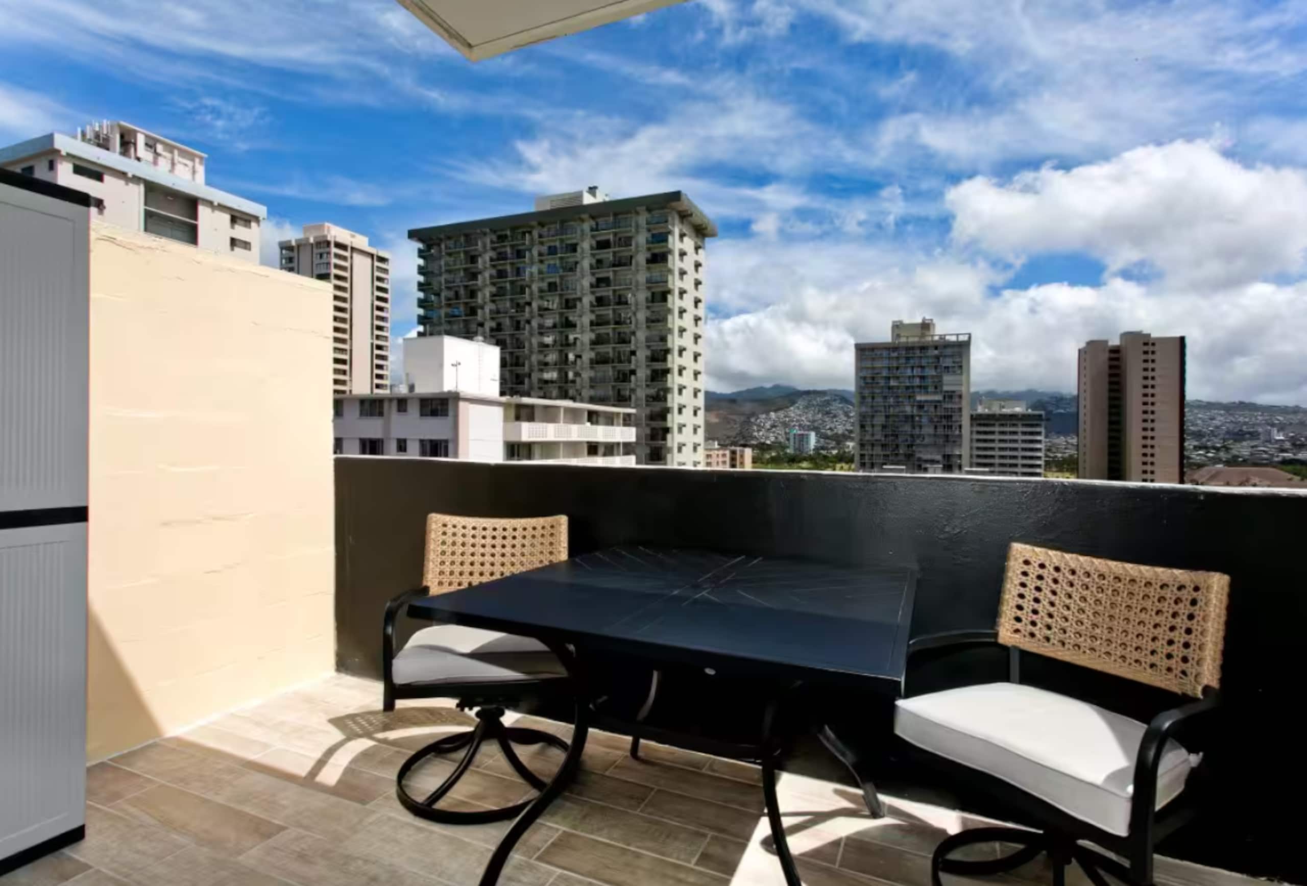 Cozy Studio Penthouse Waikiki 1 Block to Beach - Image 11