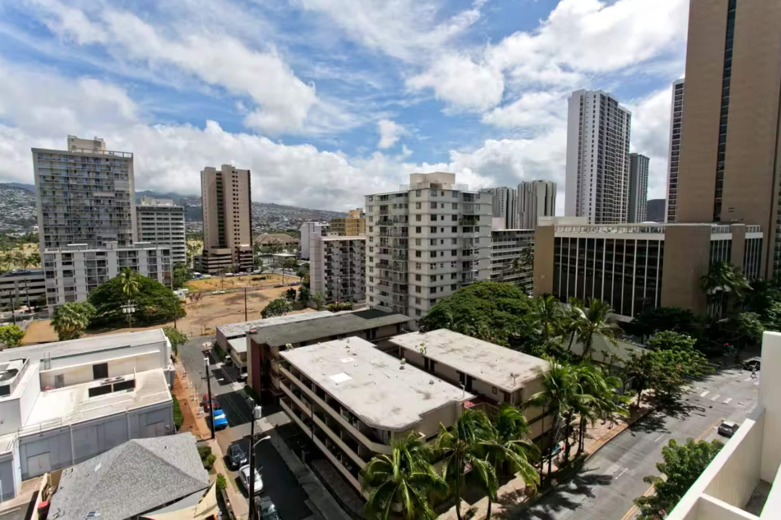 Cozy Studio Penthouse Waikiki 1 Block to Beach - Image 13