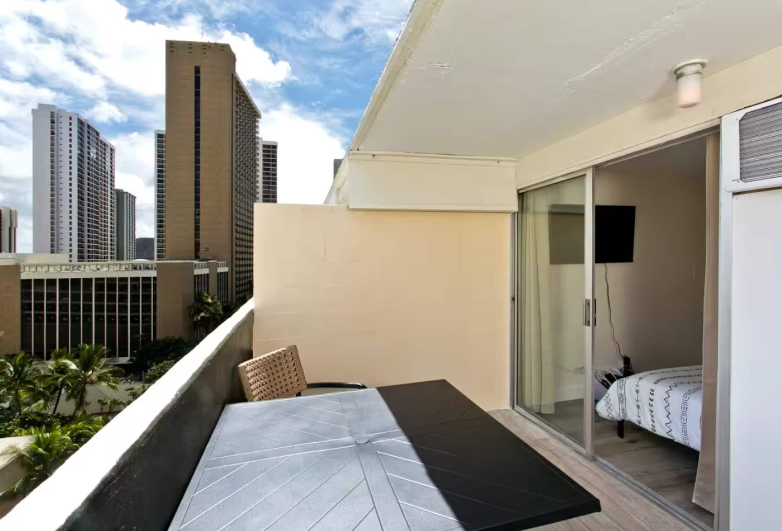 Cozy Studio Penthouse Waikiki 1 Block to Beach - Image 4