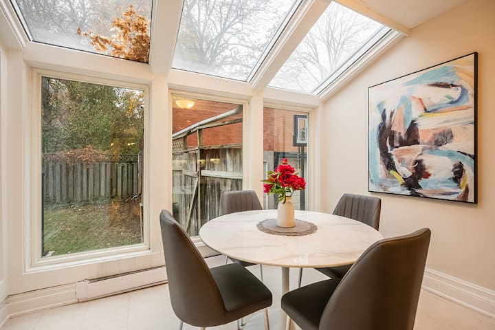 Newly Decorated 4BR House in Popular Rosedale! gallery image 3