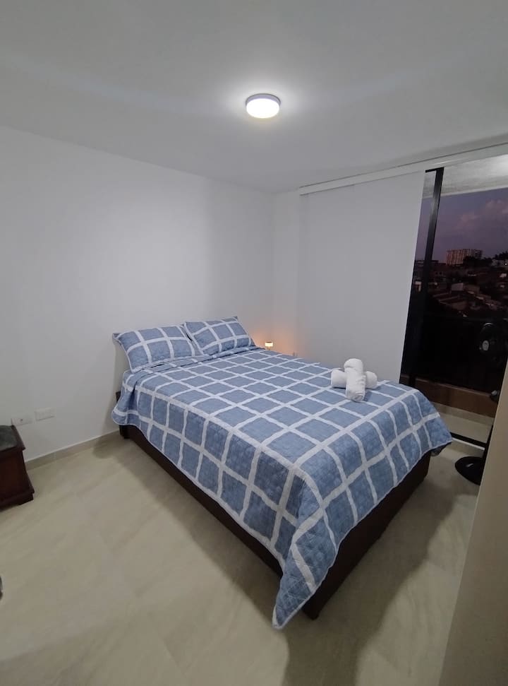 Habitación principal con cama doble, balcón y excelente iluminación. Un espacio tranquilo y cómodo para descansar con vista a la ciudad.