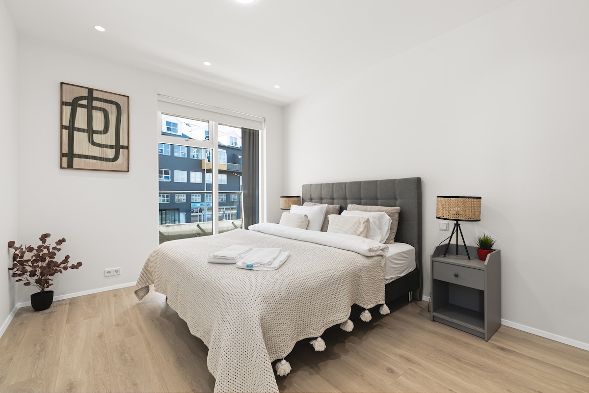 Dormitorio principal con cama tamaño king 