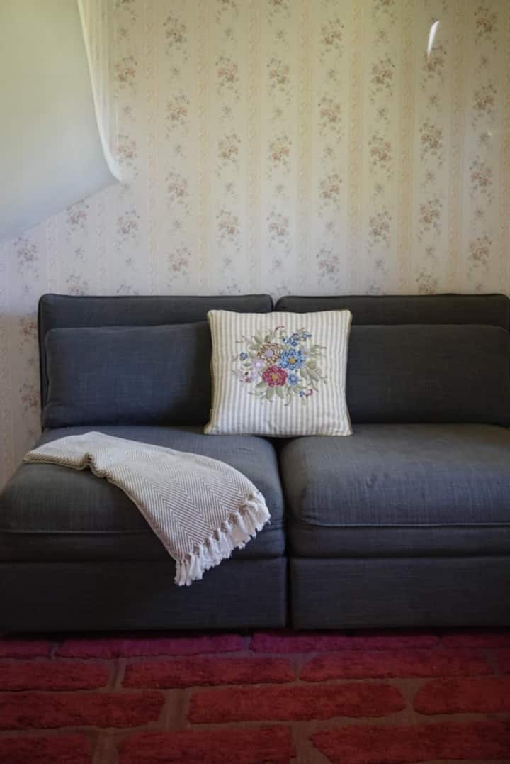 Obývacia izba vedľa kuchyne s dvoma lôžkami, dvoma rozkladacími kreslami 80 x 200 cm, ktoré možno oddeliť alebo pospájať ako dvojlôžko. Kuchyňa nemá žiadne dvere.