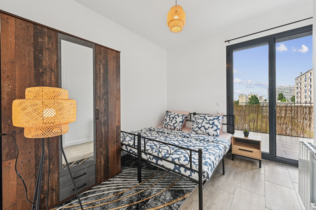 Chumba angavu chenye ufikiaji wa mtaro mkubwa. Vitanda viwili vya sentimita 90 vinaweza kuunganishwa kwenye kitanda cha kifalme au tofauti, kulingana na mahitaji yako. Inafaa kwa kulala vizuri, na mwanga mzuri wa asili.