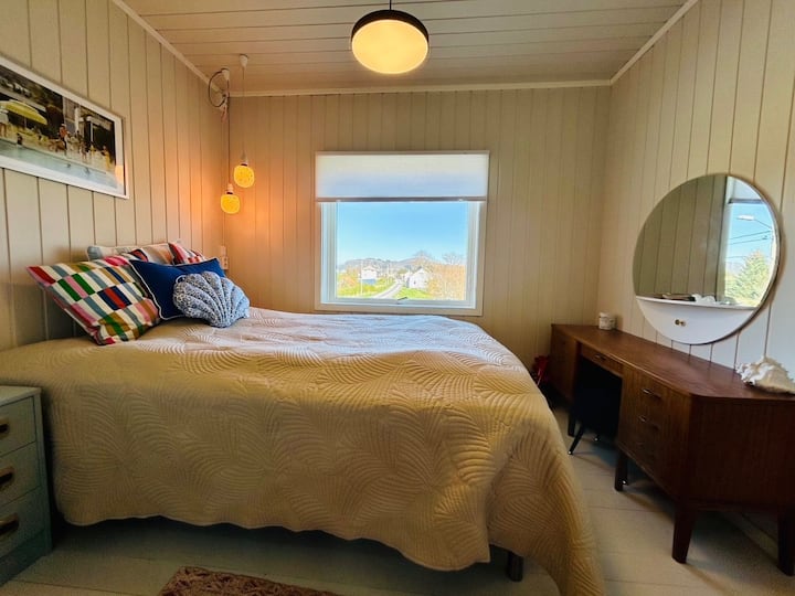 Оваа спална соба е свртена кон север и се чува во истите бои како другите спални соби. Ќе спиете добро тука!