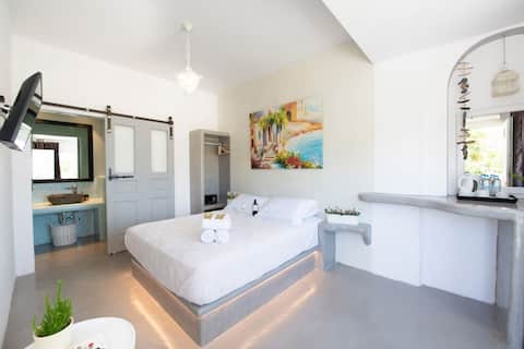 Luxe Arlene Suites -Junior Room 4 & Pool
