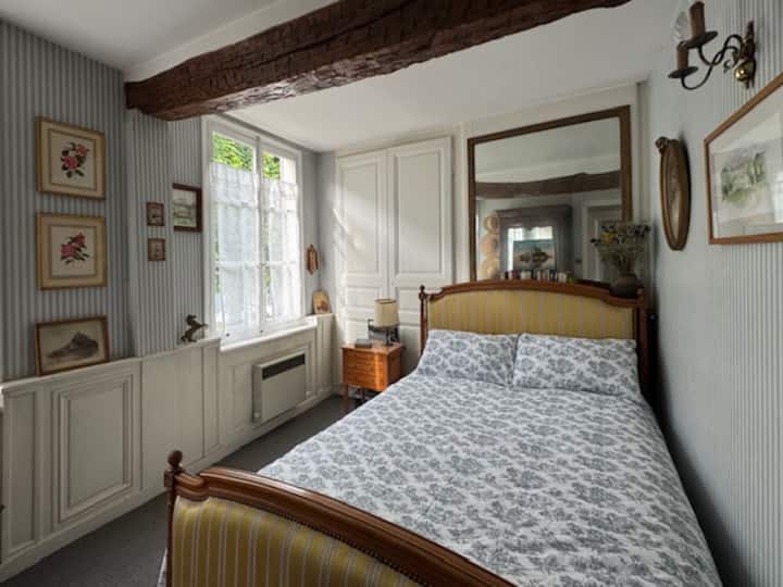 玛格丽特客房，一个迷人的小房间，可俯瞰街道。 床的尺寸为130x190厘米。 