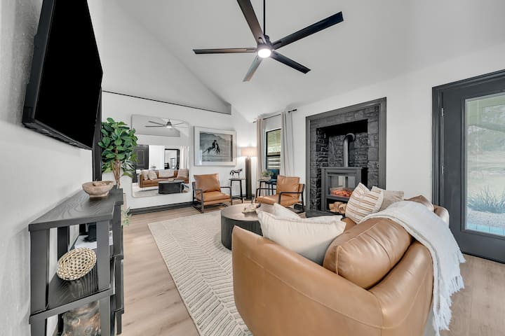 Taylor Haus - Hot Tub & Comfort! - Fredericksburg, TX