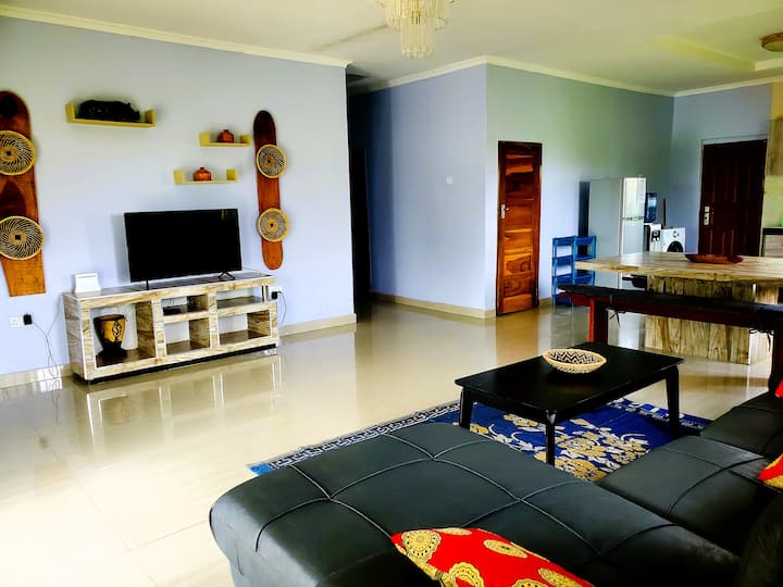 Stylish Pool Home In Prime Location W/ac & Wi-fi - 루사카