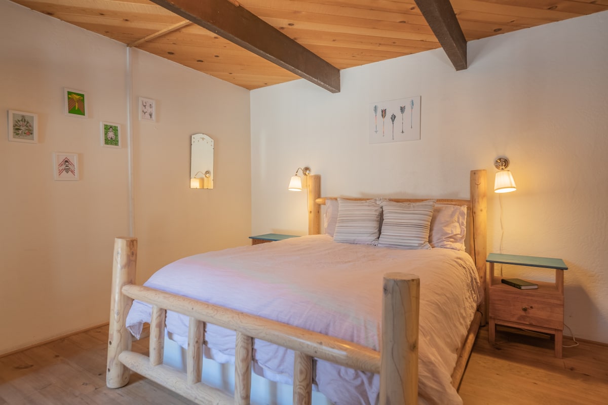 楼下1号卧室设有私人露台，可直接进入楼下卫生间。标准双人床