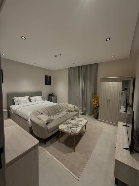 Elegant studio, starting with a smart entrance and ending with comfortable memories