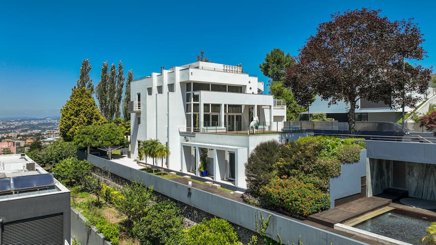 Extravagant 5-Bedroom Mansion