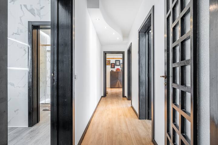 Extravagant 5-Bedroom Mansion gallery image 4