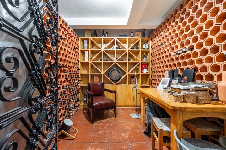 Extravagant 5-Bedroom Mansion gallery image 5