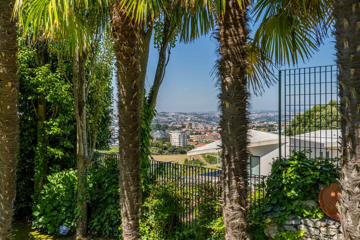 Extravagant 5-Bedroom Mansion gallery image 2