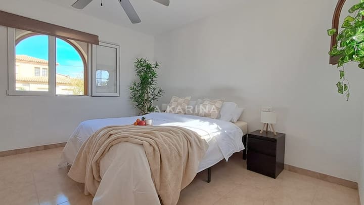 Нашата светла и прекрасна соба има кревет, постелнина, две ноќни масички, вграден плакар и телевизор со интернет. 