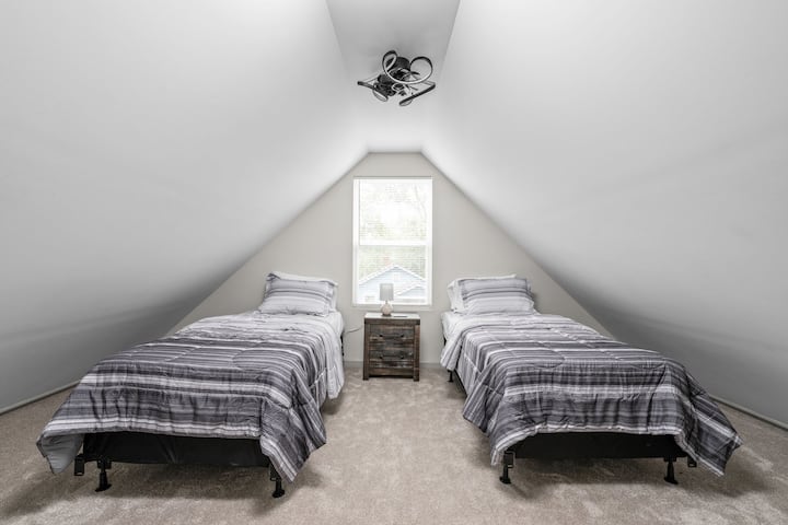 Მე-3 საძინებელი იდეალურია მეგობრებისთვის ან ბავშვებისთვის, სადაც არის ორი კომფორტული ერთადგილიანი საწოლი მშვიდი ძილისთვის.