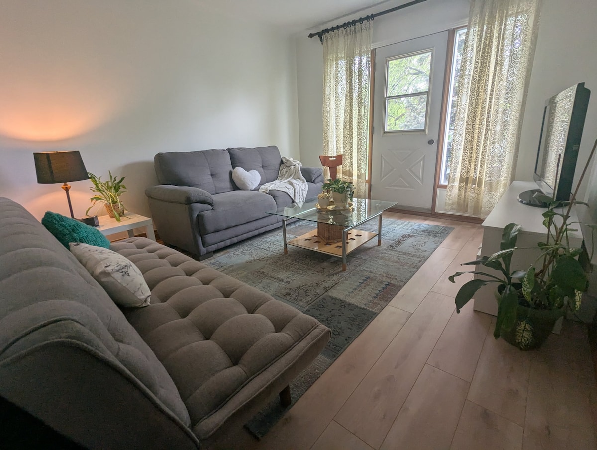 1 minute walk to Metro| Bright 2 Bedroom w/Balcony