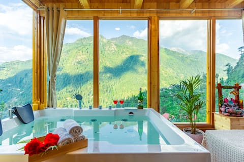 Charming Treehouse with Jacuzzi, Jibhi
