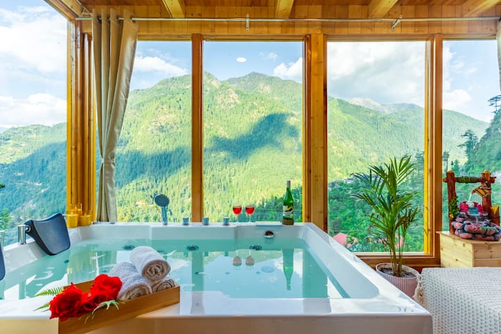 Charming Treehouse with Jacuzzi, Jibhi