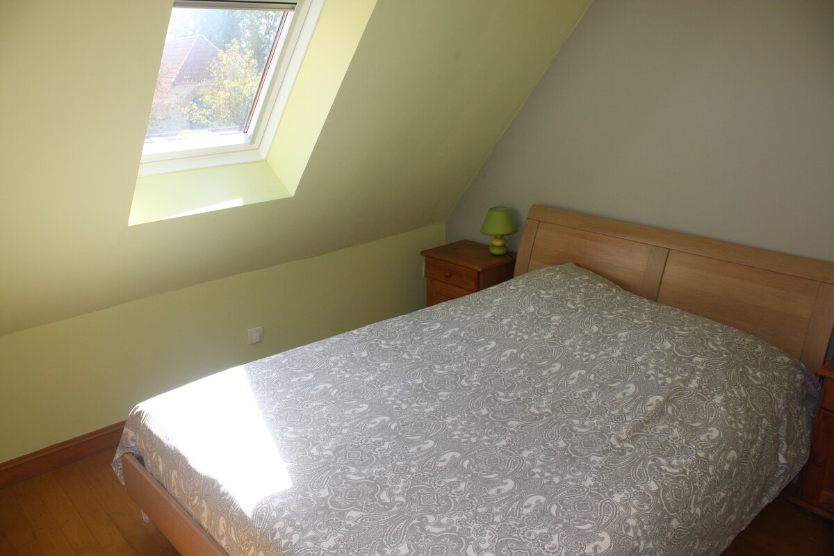 Dormitorio 3 con cama doble de 1,40 a 2,00, equipado con edredón