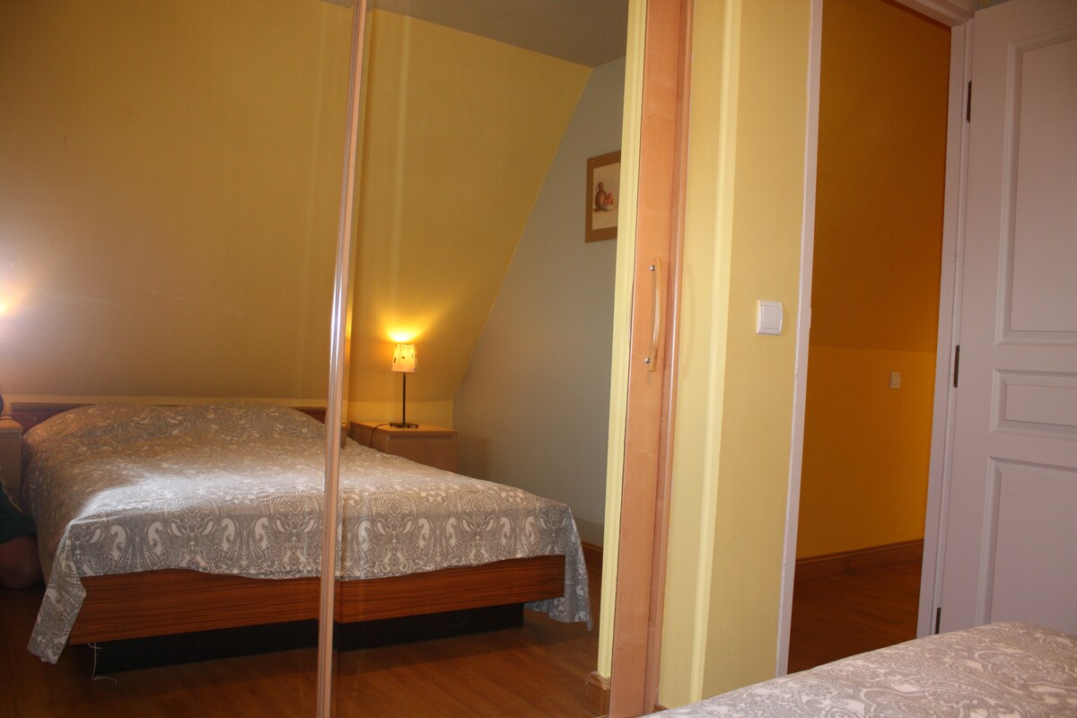 Dormitorio 1 con cama doble de 1,40 por 2,00 m