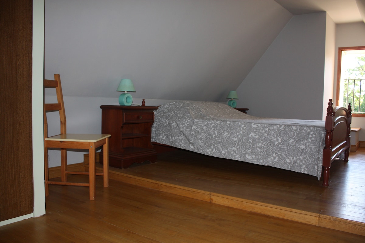 Dormitorio 2 con cama doble de 1,40 a 2,00 con edredón