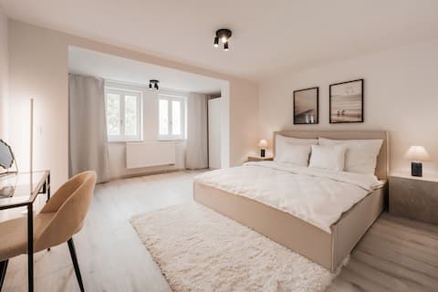 Designer 2BR • Quiet Luxury w/ Lift