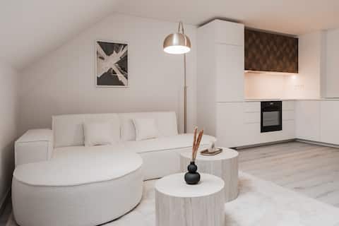 Successful Airbnb property: TOP 5% • Quiet 2BR w/ Lift • Ideal Neighborhood in Praha 10