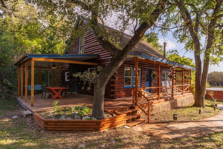 Gorgeous Log Home on Private Acres