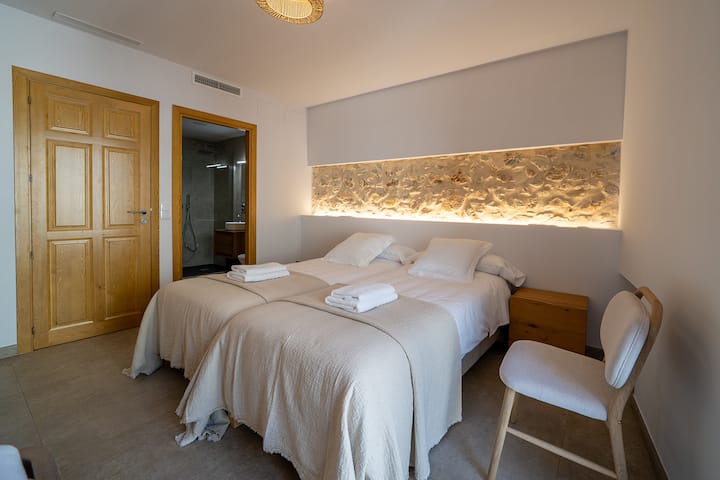 Მომხიბლავი ორადგილიანი საძინებელი, ცალკე აბაზანა-ტუალეტით.