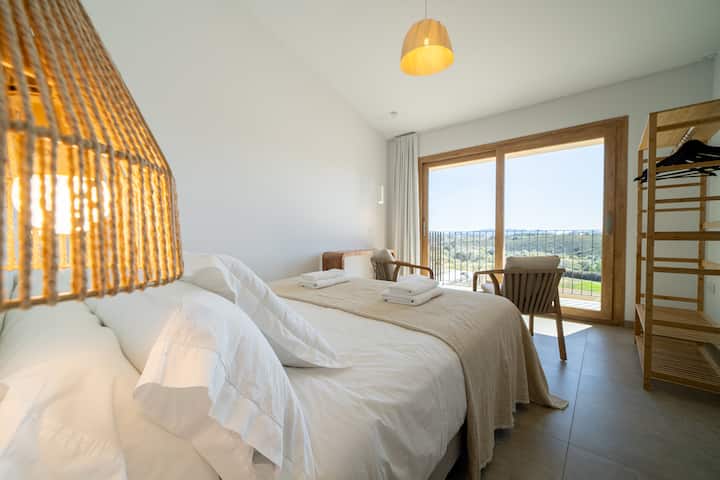 Ულამაზესი ხედები დიდი ზომის კომფორტული საწოლიდან.