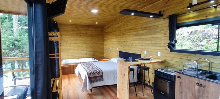 Vue d'ensemble de l'intérieur du chalet.