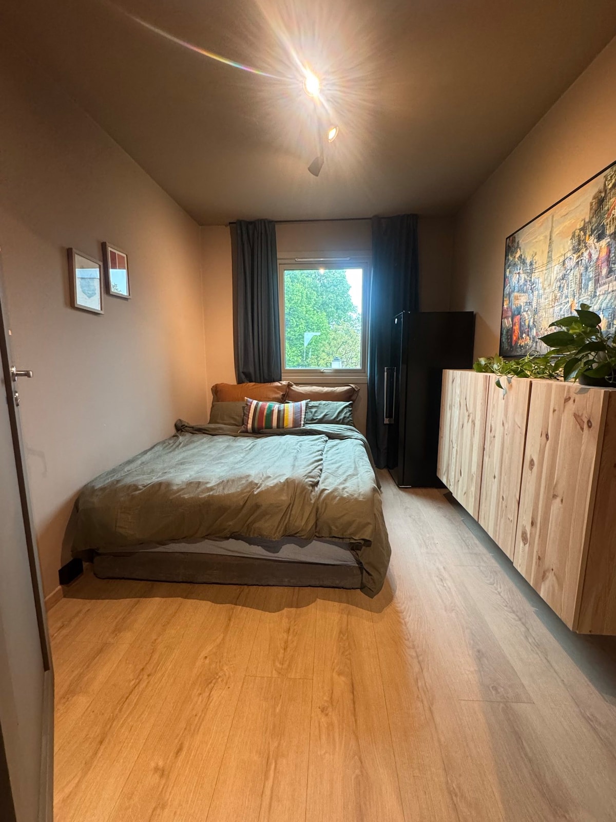 La cama en el dormitorio 2 es un colchón inflable de 150 cm de ancho con cubrecolchón. 