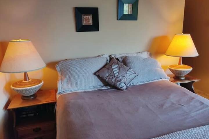 Втората спалня има удобно двойно легло и изглед, подходящ за двойно легло queen size.