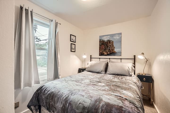 Dormitorio uno con colchón queen y armario a la izquierda. 