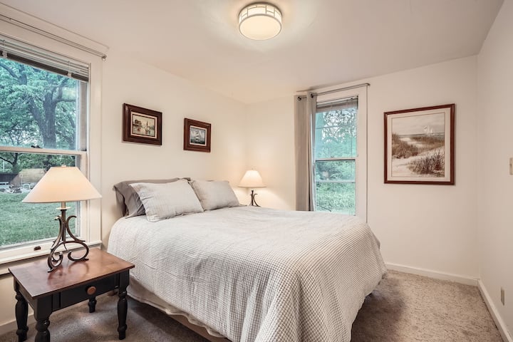 Dormitorio dos (principal) con un colchón queen y armario a la izquierda.