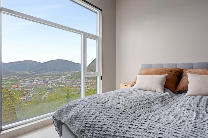 Chumba hicho kina kitanda kizuri cha ukubwa wa malkia, kipofu kinachoonekana kwa ajili ya jua na dirisha lenye uwezekano wa kuingiza hewa safi.