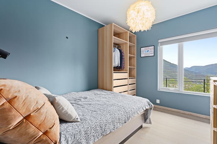 Chumba hicho kina kitanda chenye upana wa sentimita 150 – kinachofaa kwa watu 2. Kipofu cha magurudumu hutoa ulinzi mzuri wa jua.