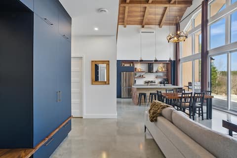 Popular Airbnb listing: Chalet & Spa River View | Style + Foyer + Confort in Saint Alexis Des Monts